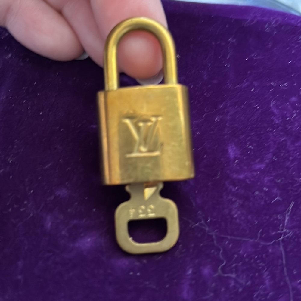 #️⃣3️⃣3️⃣4️⃣ Authentic LV Lock & Key - Picture 3 of 9